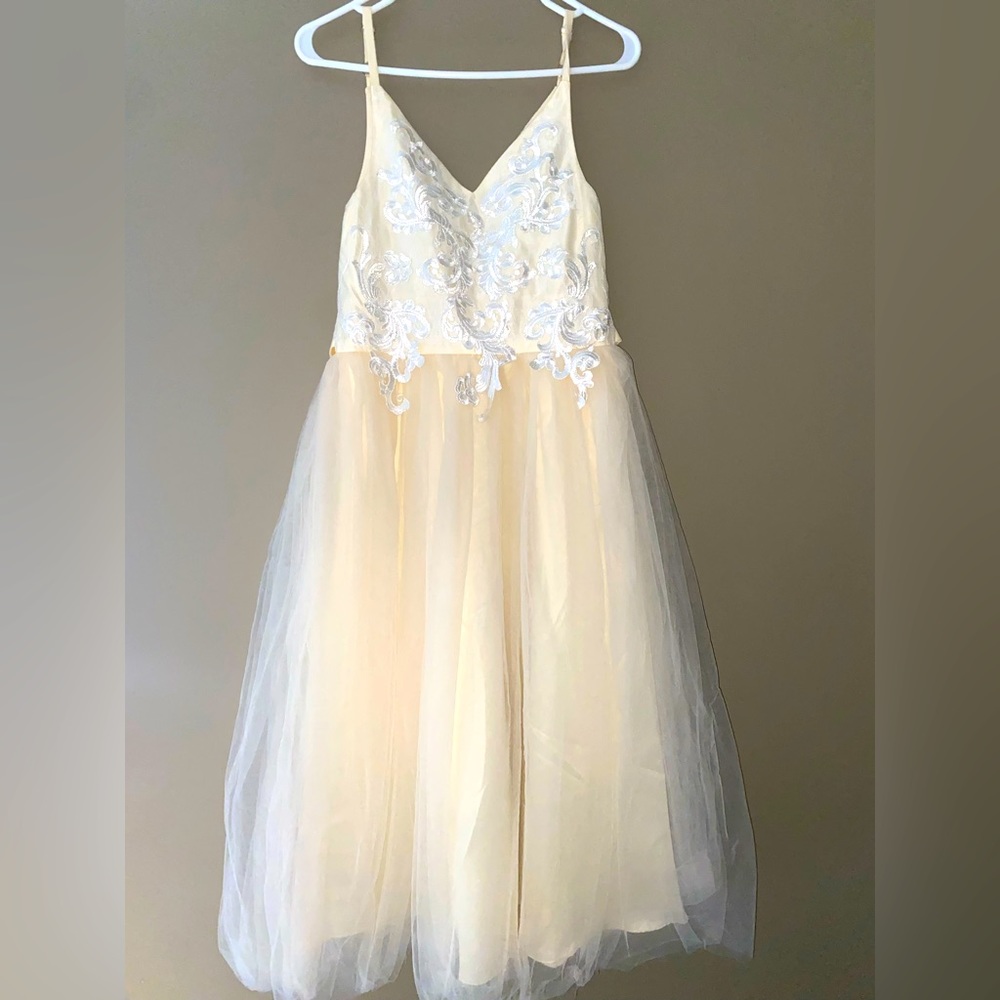 selling a kids white/champagne party dress from amazon size (ages) 10-13.